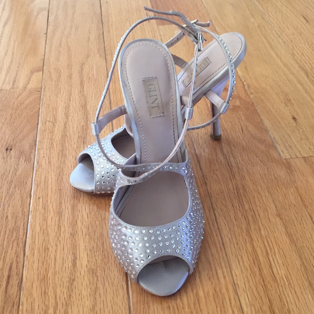 💢Glint Size 5 Silver Rhinestone Peep Toe Heels💢